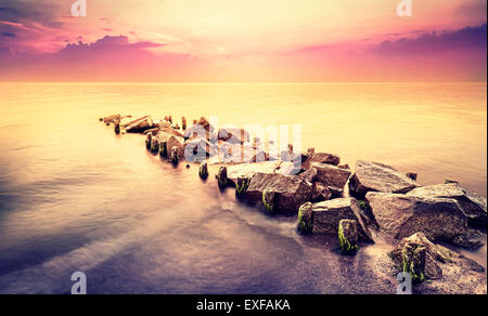 Vintage getönten Meer Landschaft nach Sonnenuntergang. Stockfoto