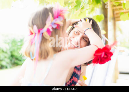 Der Mutter Tochter Styling Haare Stockfoto