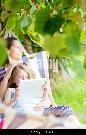 Tochter auf Mutters Schoß mit digital-Tablette Stockfoto