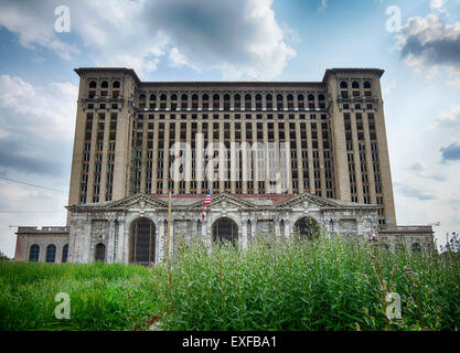 Michigan Central Station mit Unkraut Stockfoto