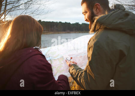 Junges Paar am See Karte lesen Stockfoto