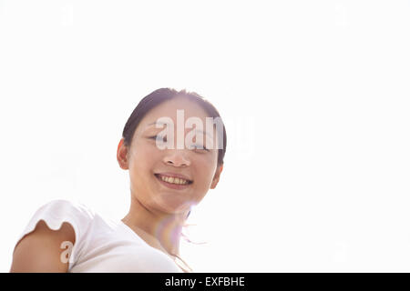 Niedrigen Winkel Porträt der lächelnde junge Frau Stockfoto