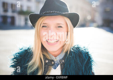 Porträt der jungen Frau mit pelzigen Jacke im Altstädter Ring Stockfoto