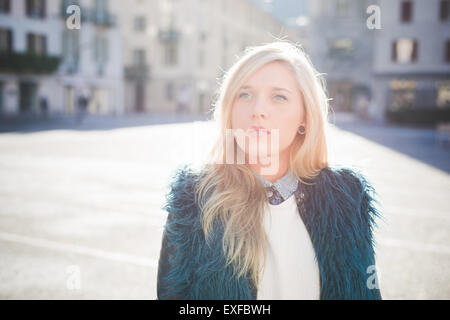 Porträt von funky junge Frau mit pelzigen Jacke im Altstädter Ring Stockfoto