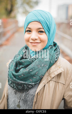 Portrait von junge Frau trägt Türkis Hijab auf Park-Weg Stockfoto