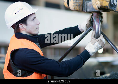 Fabrikarbeiter, die Befestigung der Seilwinde in Betonverstärkungen Fabrik Stockfoto