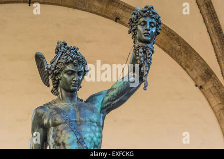 die Bronzestatue des David hängen den Kopf von Goliath Stockfoto