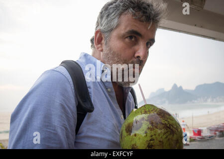 Menschen trinken frische Kokosnuss-Saft, Strand von Ipanema, Rio De Janeiro, Brasilien Stockfoto