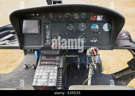 Heiligendamm, Deutschland. 29. Juni 2015. Das Cockpit und Steuerknüppel eines Hubschraubers, D-HKMT am Set von der italienisch-französischen Film "Le Confessioni" in Heiligendamm, Deutschland, 29. Juni 2015 abgebildet. Die satirische Thriller soll während der Filmfestspiele von Cannes im Jahr 2016 gezeigt werden. Foto: Georg Wendt/Dpa/Alamy Live News Stockfoto