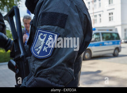 Heiligendamm, Deutschland. 29. Juni 2015. Eine Abzeichen auf der Uniform eines Polizisten liest "SEK" (Spezialeinsatzkommando, spezielle Reaktion Einheit der deutschen Polizeien) während der Dreharbeiten des italienisch-französischen Films "Le Confessioni" in Heiligendamm, Deutschland, 29. Juni 2015. Der Thriller wird voraussichtlich während der Filmfestspiele von Cannes im Jahr 2016 gezeigt werden. Foto: Georg Wendt/Dpa/Alamy Live News Stockfoto