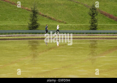 Mann und Frau läuft am See Stockfoto