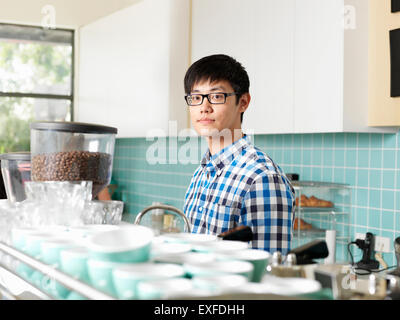 Mann arbeitet hinter Kaffee bar Stockfoto