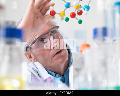 Wissenschaftler betrachten Molekülmodell einer chemischen Formel in einem Labor Stockfoto