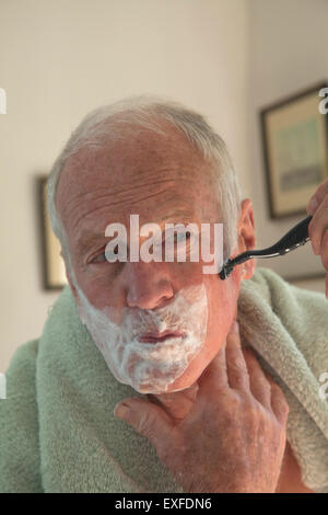 Senior woman rasieren Stockfoto