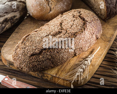 Roggenbrot Laib auf das Holzbrett. Stockfoto