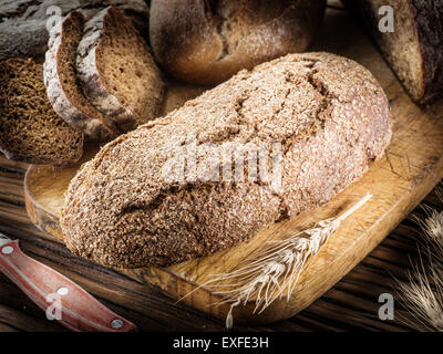 Roggenbrot Laib auf das Holzbrett. Stockfoto