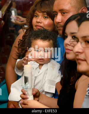 Eine Taufe im Parroquia la Purisma Concepcion, eine katholische Kirche in Nogales, Sonora, Mexiko. Stockfoto