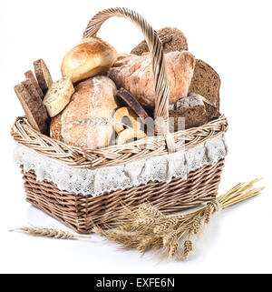Verschiedene Sorten Brot im Korb auf einem weißen Hintergrund. Stockfoto