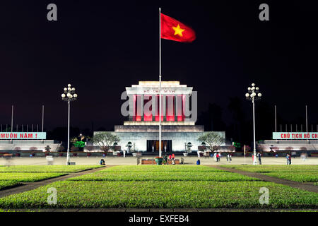 Ansicht von Ho-Chi-Minh-Mausoleum in der Nacht in Hanoi, Vietnam.