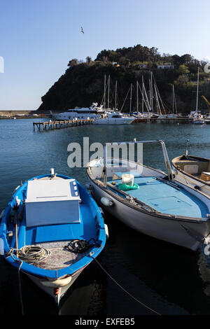 Boote verankert in Procida, Italien Stockfoto