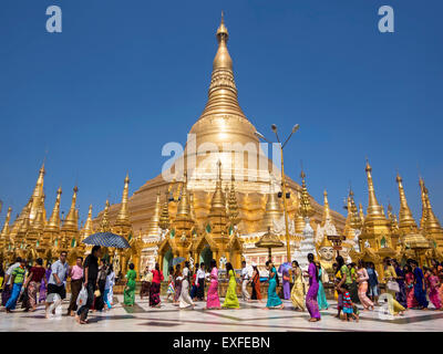 Pilger und Touristen am Heiligen Shwedagon-Pagode in Yangon, Myanmar (Burma). Stockfoto