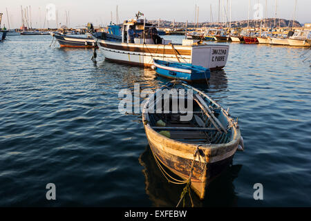 Boote verankert in Marina della Corricella in Procida, Italien Stockfoto