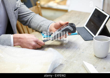 Menschen kaufen online mit Kreditkarte im Bild Einrahmer workshop Stockfoto