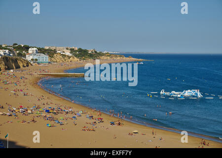 Der Fischer Strand (Praia Dos Pescadores) während der Sommerzeit, in Albufeira, Algarve, Portugal Stockfoto