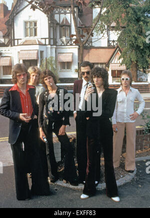 SPARKS amerikanische Popgruppe im Jahr 1974. Russell Mael in ganz schwarz mit Bruder Ron hinten in dunkler Brille Stockfoto