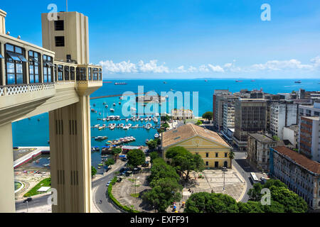 Lacerda Aufzug und All Saints Bay in Salvador, Bahia, Brasilien. Stockfoto