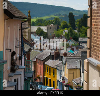 Bischöfliche Burg High Street und die Kirche von St. Johannes der Täufer, Shropshire. Stockfoto