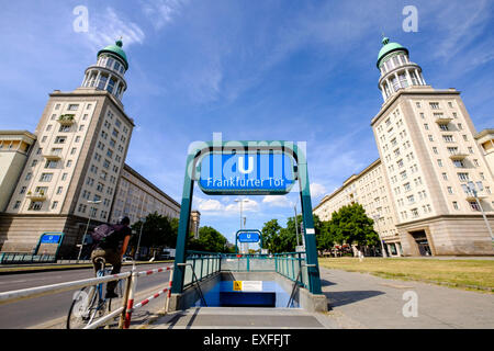 Ostdeutschen Architektur am Frankfurter Tor auf der Karl-Marx-Allee in Berlin Deutschland Stockfoto