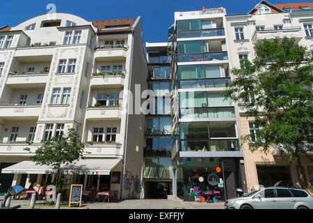 Kontrastierende Außenfassaden von alten und neuen Mehrfamilienhäuser in Prenzlauer Berg in Berlin Deutschland Stockfoto
