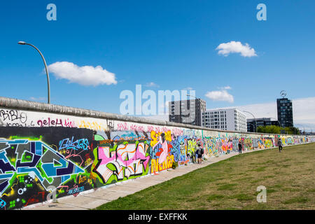 Graffiti auf ursprünglichen Abschnitt der Berliner Mauer an der East Side Gallery in Friedrichshain Berlin Deutschland Stockfoto