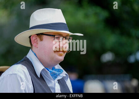 Ein Kerl bei The Chap-Olympiade in Bloomsbury, London. Stockfoto