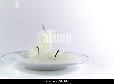 Drei abgebrannte Kerze Dochte auf weißem Hintergrund Stockfoto