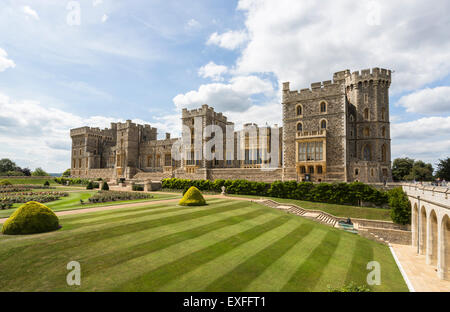 Royal German Sightseeing: Blick auf Windsor Castle, England, mit Wiesen und Gärten, Prinz von Wales's Tower und Brunswick Tower, an einem sonnigen Sommertag Stockfoto