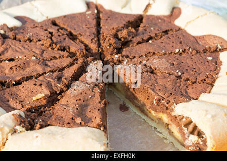 Hausgemachte Schokolade Torte. Foto auf der Frühjahrsmesse unter freiem Himmel an einem sonnigen Tag. Close-up. Stockfoto