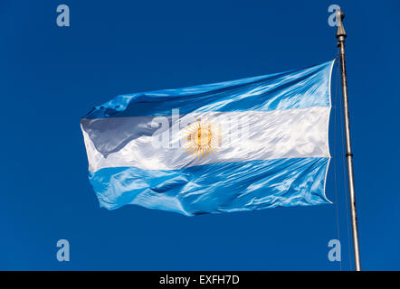 Eine argentinische Flagge vor einem blauen Himmel Stockfoto