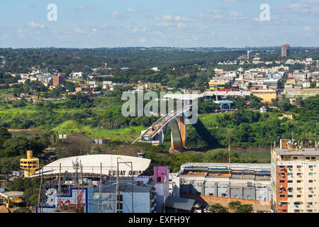 Luftaufnahme von Fahrzeugen Freundschaft Brücke verbindet Foz do Iguacu, Brasilien, nach Ciudad del Este, Paraguay. Stockfoto