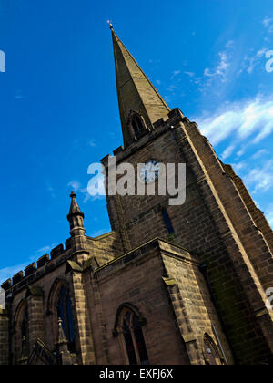 Die Pfarrei Kirche der Heiligen Maria Jungfrau im Uttoxeter Staffordshire England UK erbaut 1877 mit 15. Jahrhundert Turm Stockfoto