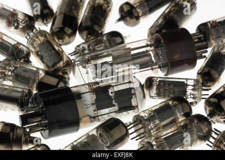 Sammlung von alten verwendet Glas-Vakuum-Röhren verwendet in Radio und frühen tv crt Verstärker Anode und Kathode mit Heizfaden Sammler Stockfoto