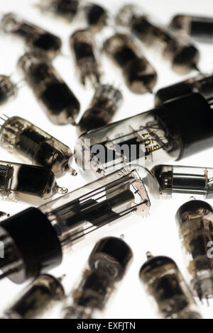 Sammlung von alten verwendet Glas-Vakuum-Röhren verwendet in Radio und frühen tv crt Verstärker Anode und Kathode mit Heizfaden Sammler Stockfoto