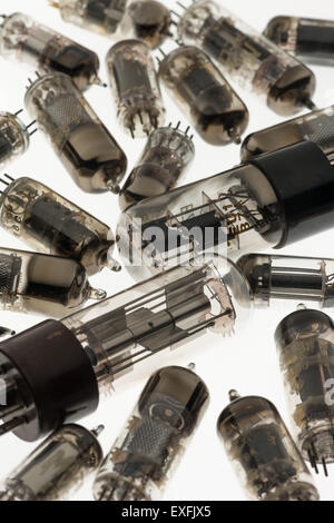 Sammlung von alten verwendet Glas-Vakuum-Röhren verwendet in Radio und frühen tv crt Verstärker Anode und Kathode mit Heizfaden Sammler Stockfoto