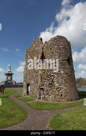 Tenby Burg, Tenby, Pembrokeshire, Wales, UK, mit dem Prince Albert Memorial im Hintergrund Stockfoto