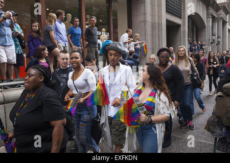 2015-Gay-Pride-Parade auf der 5th Avenue NYC Tage, nachdem der oberste Gerichtshof der USA Homo-Ehe in allen 50 Bundesstaaten legal erklärt. Stockfoto