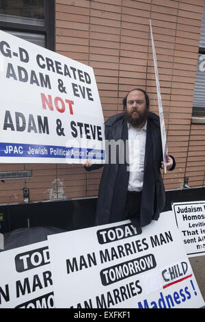 Orthodoxe Juden und bezahlte mexikanische Tag Arbeiter bezahlt sie Protest das schwule Leben in der Gay-Pride-Parade in Manhattan, NYC imitieren. Stockfoto