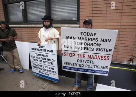 Orthodoxe Juden und bezahlte mexikanische Tag Arbeiter bezahlt sie Protest das schwule Leben in der Gay-Pride-Parade in Manhattan, NYC imitieren. Stockfoto