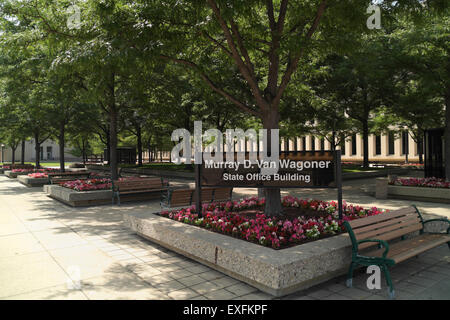 Melden Sie sich für das Murray Van Wagoner Bürogebäude in Michigan State Office Complex in der Innenstadt von Lansing, Michigan, USA. Stockfoto