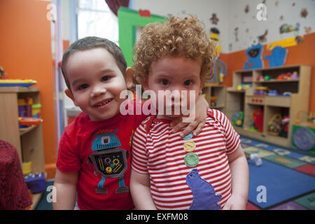 Vorschule Tagescamp Sommerprogramm im Stadtteil Kensington multiethnischen Brooklyn, NY. Stockfoto